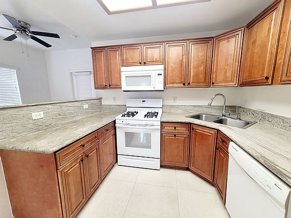 3rd image of 9470 Peace Way Unit 113