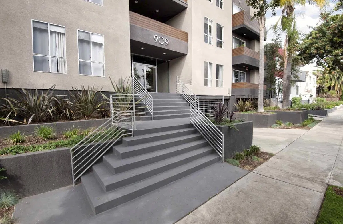 909 N Gardner St — Photo 1