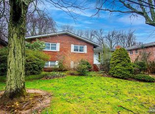 260 Castle Dr, Englewood Cliffs, NJ 07632