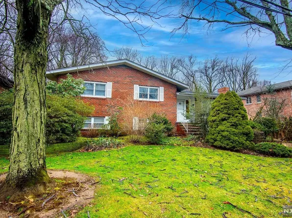 260 Castle Dr, Englewood Cliffs, NJ 07632