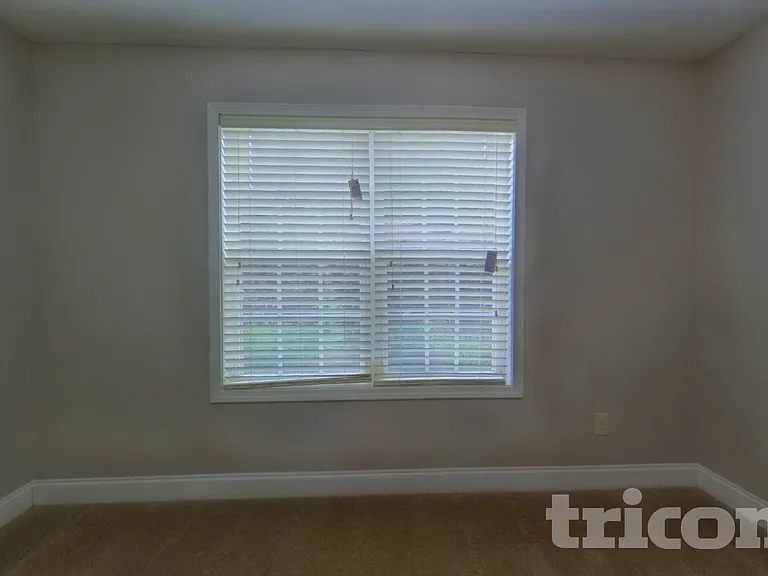 231 W Oak St — Photo 12