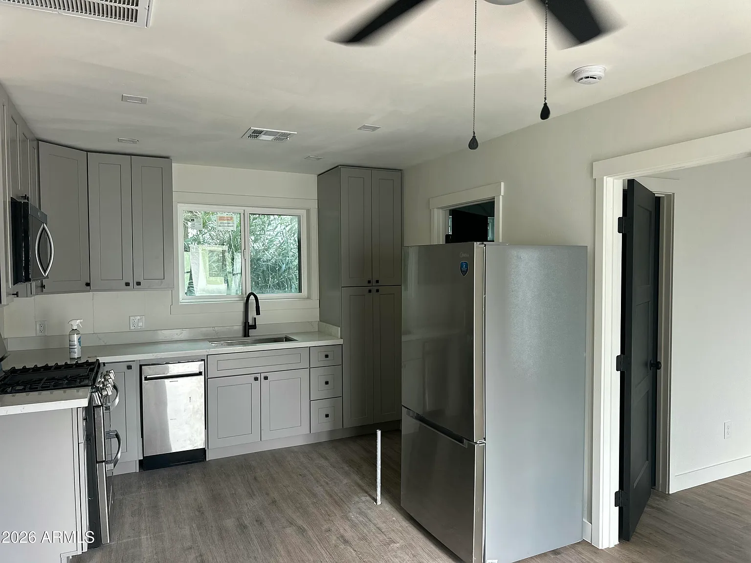 3 bed, 1.0 bath, 1250 sqft, $2,000 — Photo 2
