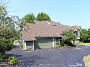 4 Northbend Ln, Galena, IL 61036