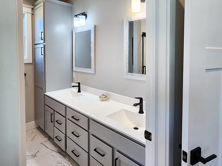 Primary bedroom's ensuite bathroom