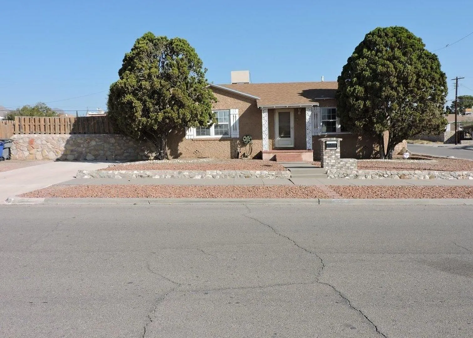 Spacious 3bed 2bath with Large Backyard! — Photo 1