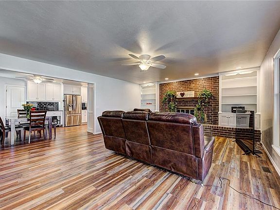 4th image of 221 E Platt Dr