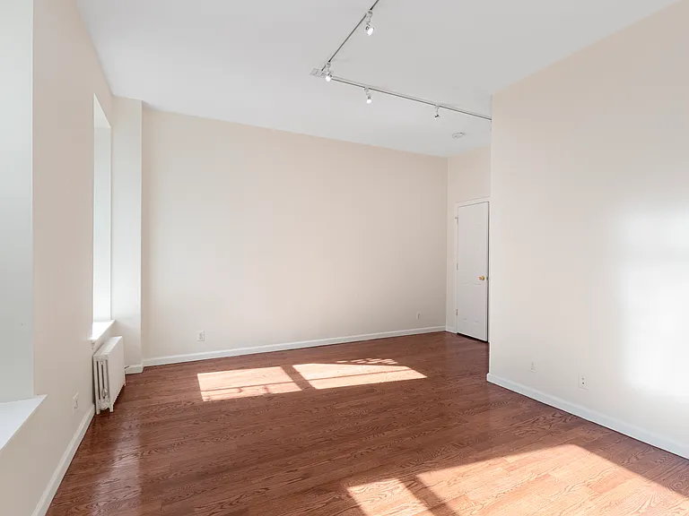 422 E 58th St #1C — Photo 3