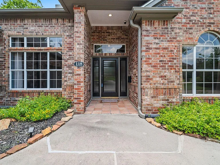 118 Hillsborough Dr W — Photo 3