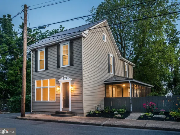 122 W North St, Waynesboro, PA 17268