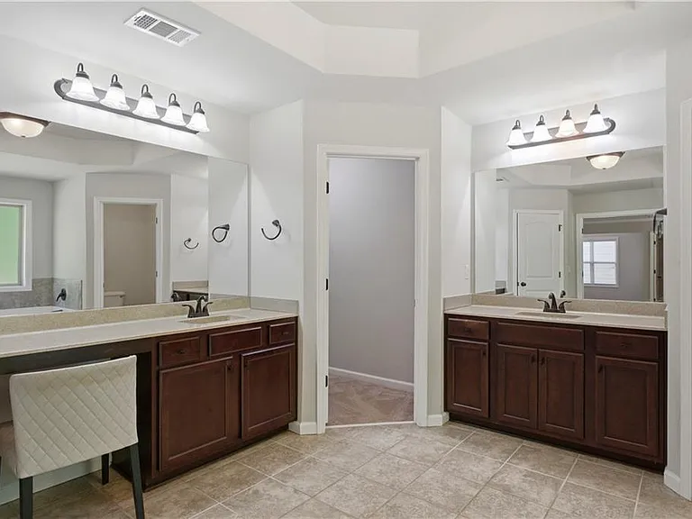 4910 Belcrest Way — Photo 24