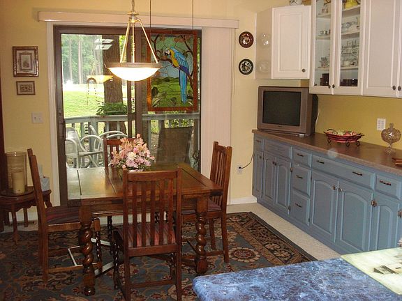 Kitchen 3(eating area)