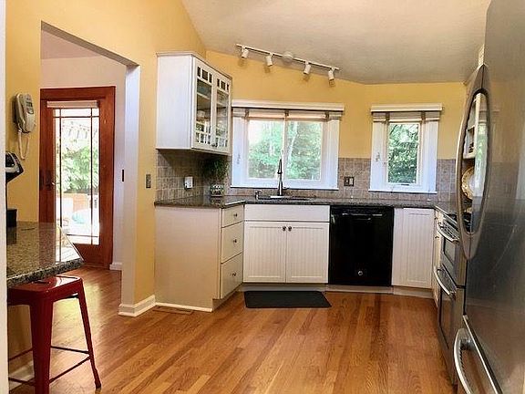 4th image of 74 Highwood Dr