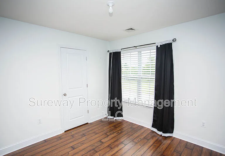 1 Tweentown Close — Photo 30