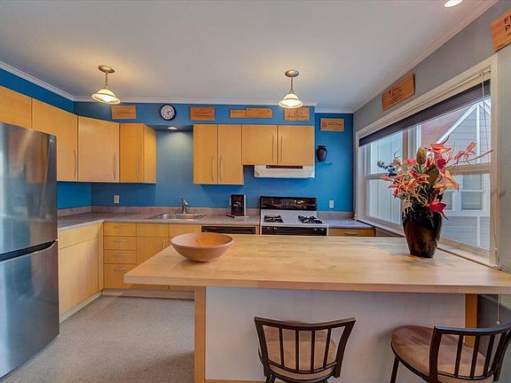 3rd image of 423 Waller St APT 5