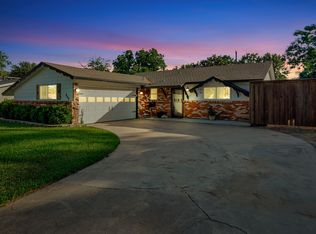 909 Dee Ln, Bedford, TX 76022