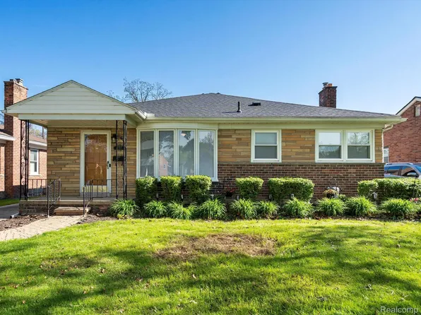 22615 Edgewood St, Saint Clair Shores, MI 48080