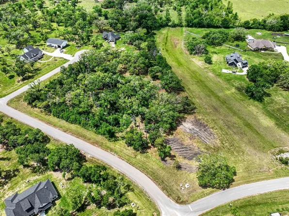 375 Thousand Oaks Dr, Angleton, TX 77515