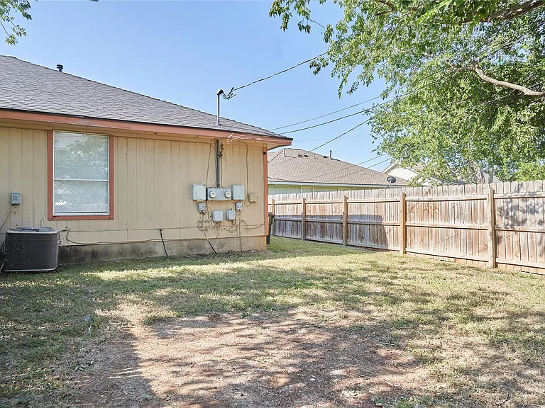 508 Gregory Ct — Photo 10