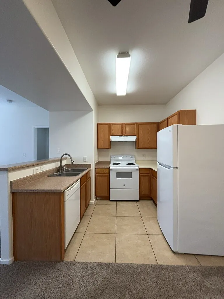 2 bed, 2.0 bath, 888 sqft, $1,095 — Photo 3