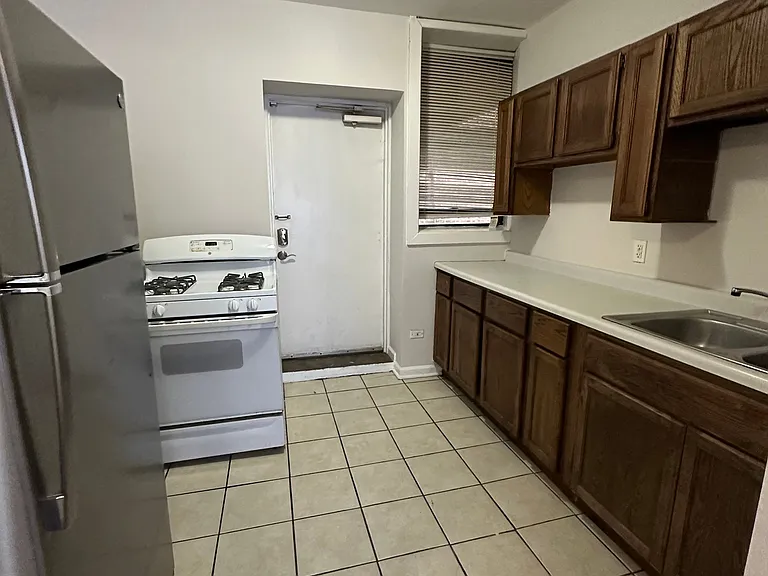 2200 S Marshall Blvd #1N — Photo 4