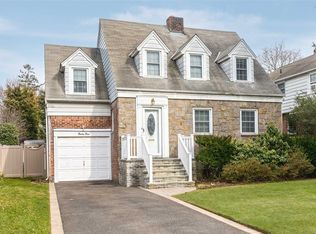 25 Central Blvd, Merrick, NY 11566