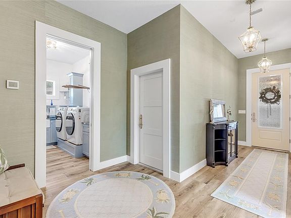 4th image of 807 E 10TH AVENUE