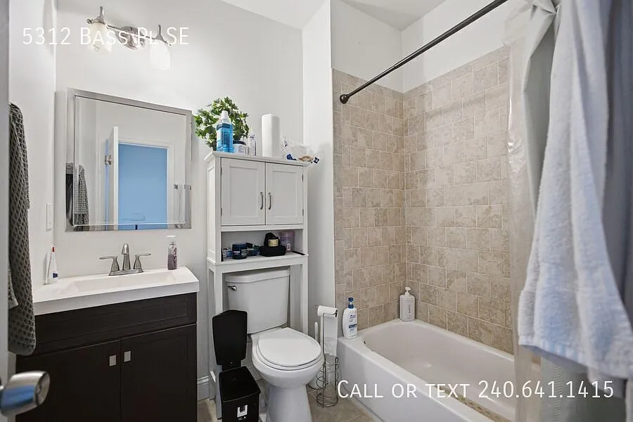 Amazing 5 BR/3 BR Townhome in Marshall Heights! — Photo 3