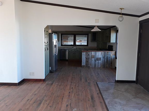 5th image of 303 Cottonwood Ave