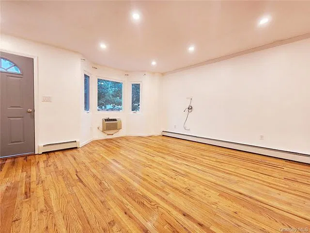 3 bed, 2.0 bath, 1040 sqft, $3,400 — Photo 3