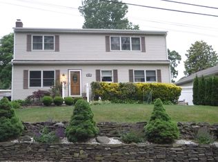 70 Forest Rd, Kings Park, NY 11754
