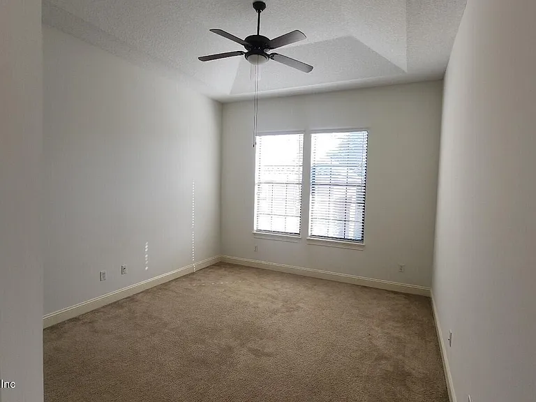 654 S Loop Pkwy — Photo 29