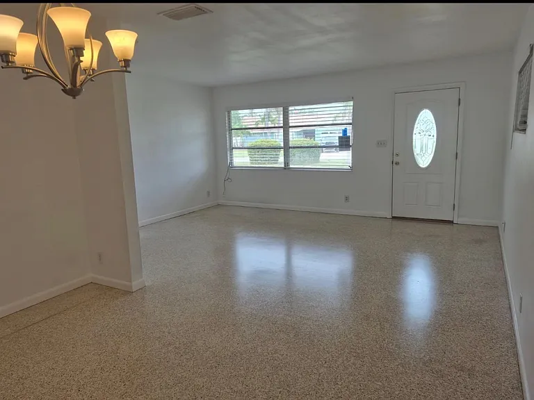 1225 Casabella Dr — Photo 2