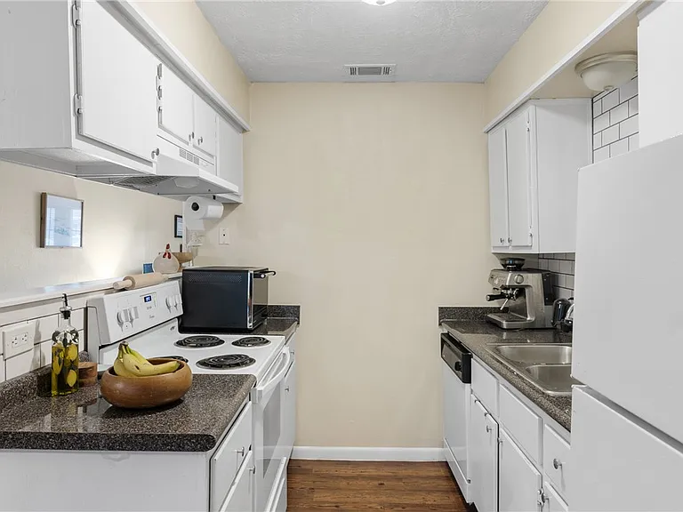 1400 Summit St #A — Photo 7