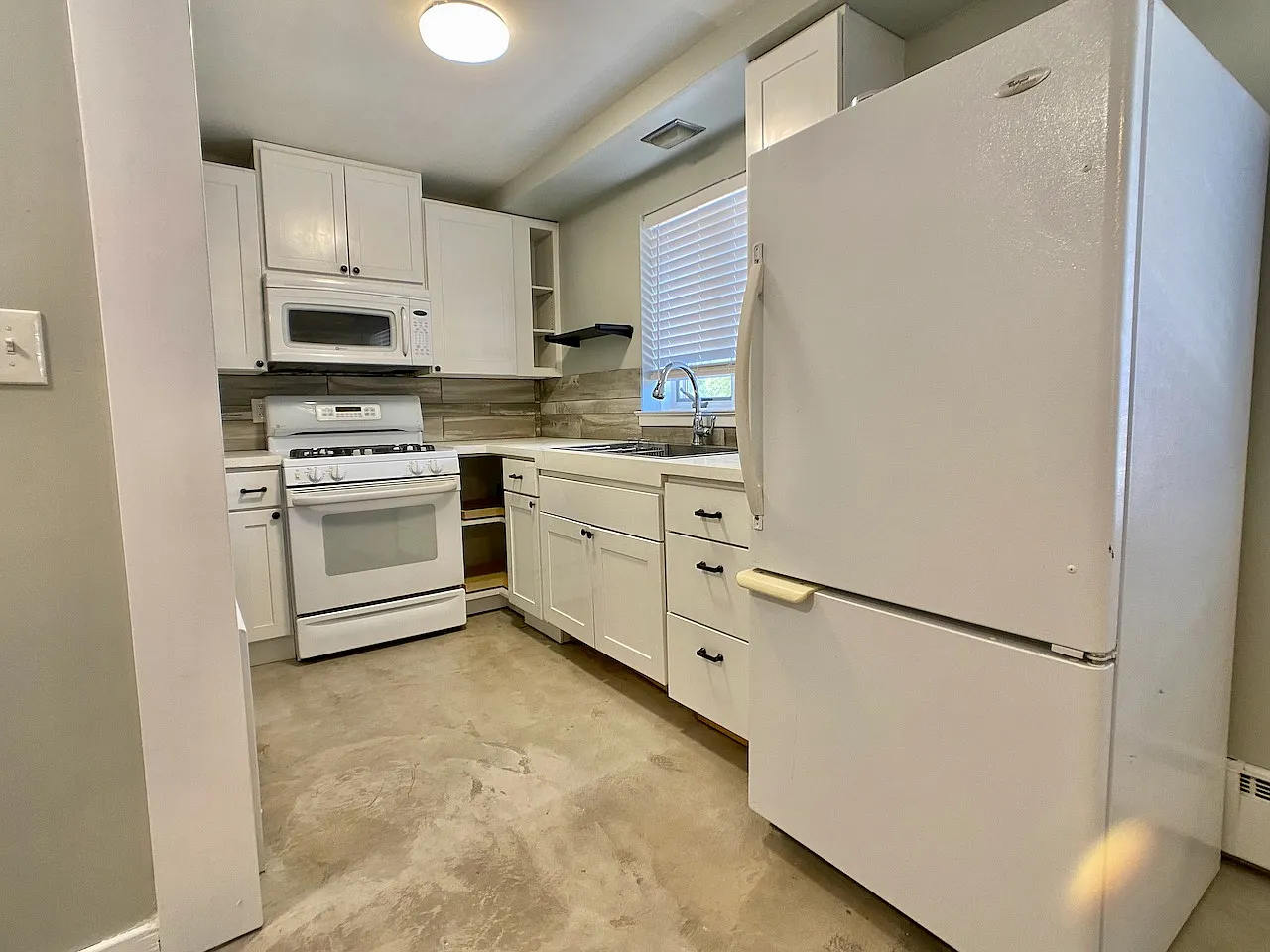 424 1/2 Bridge Avenue - 3 — Photo 3