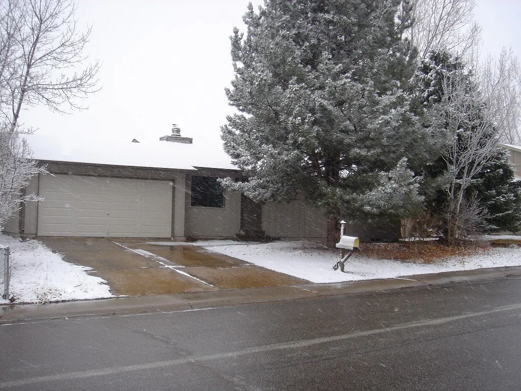 3 bed, 1.0 bath, 2028 sqft, $1,200 — Photo 2