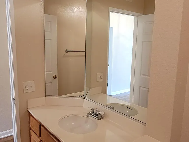 3143 Mariposa Ave — Photo 13