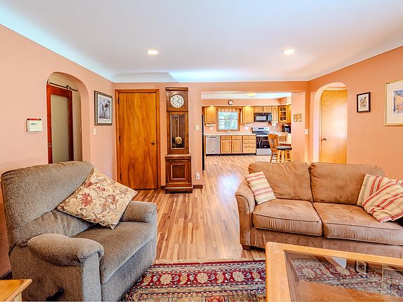 5th image of 984 Fairview St