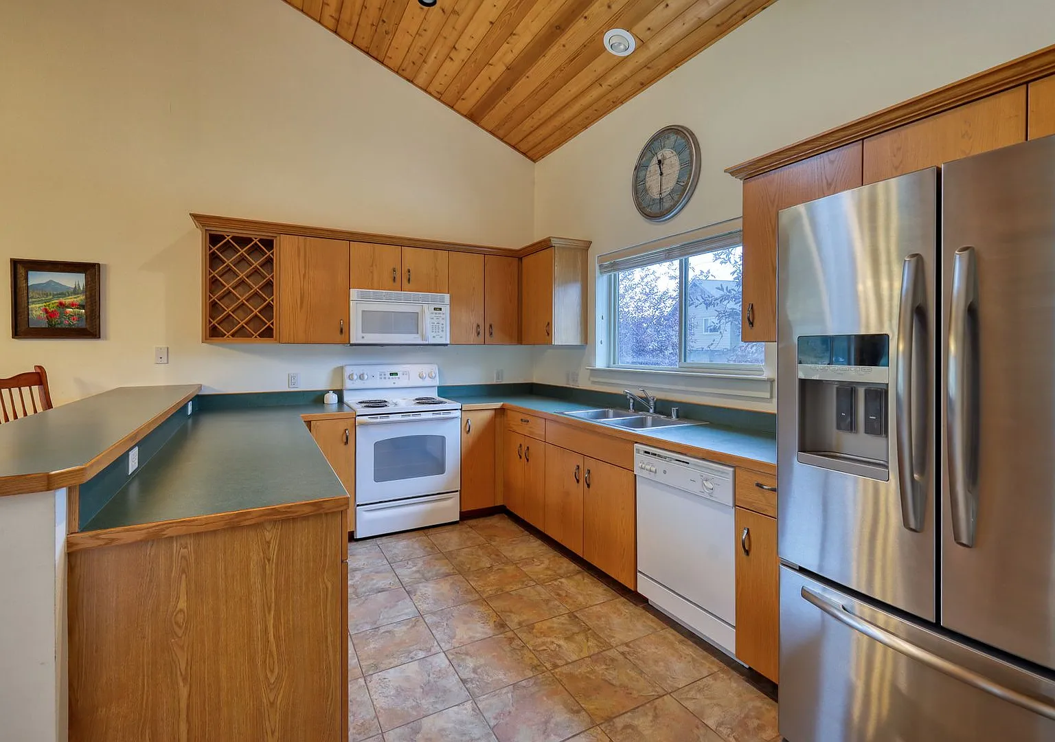 Immaculate 3 Bed, 3 Bath Furnished Condo in Prime Big Sky Location — Photo 3