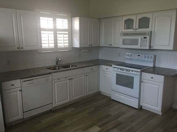 LARGE EAT-IN KITCHEN