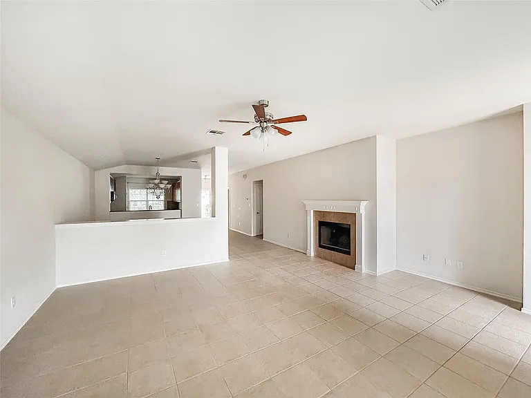 7810 Squirrel Hollow Dr — Photo 4