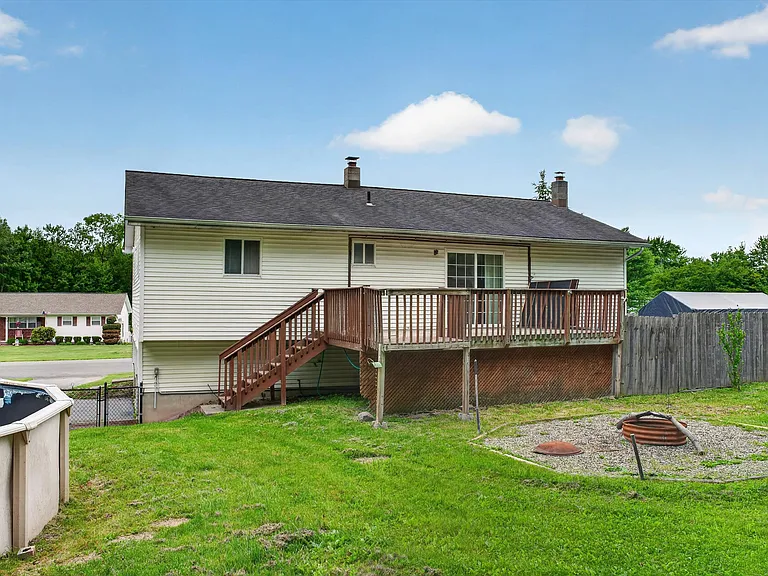 76 Maureen Dr — Photo 41