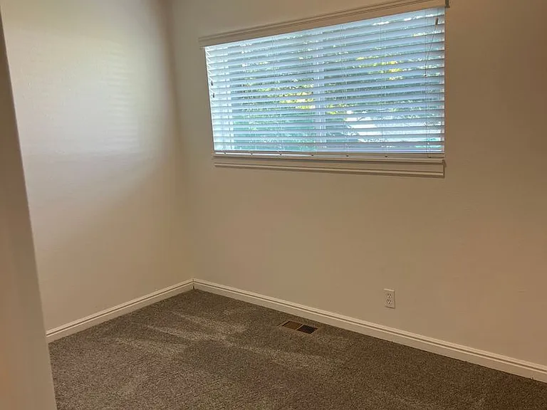390 E 2700 S — Photo 28