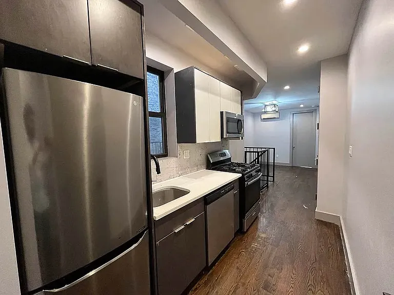1715 Gates Ave #1R — Photo 5