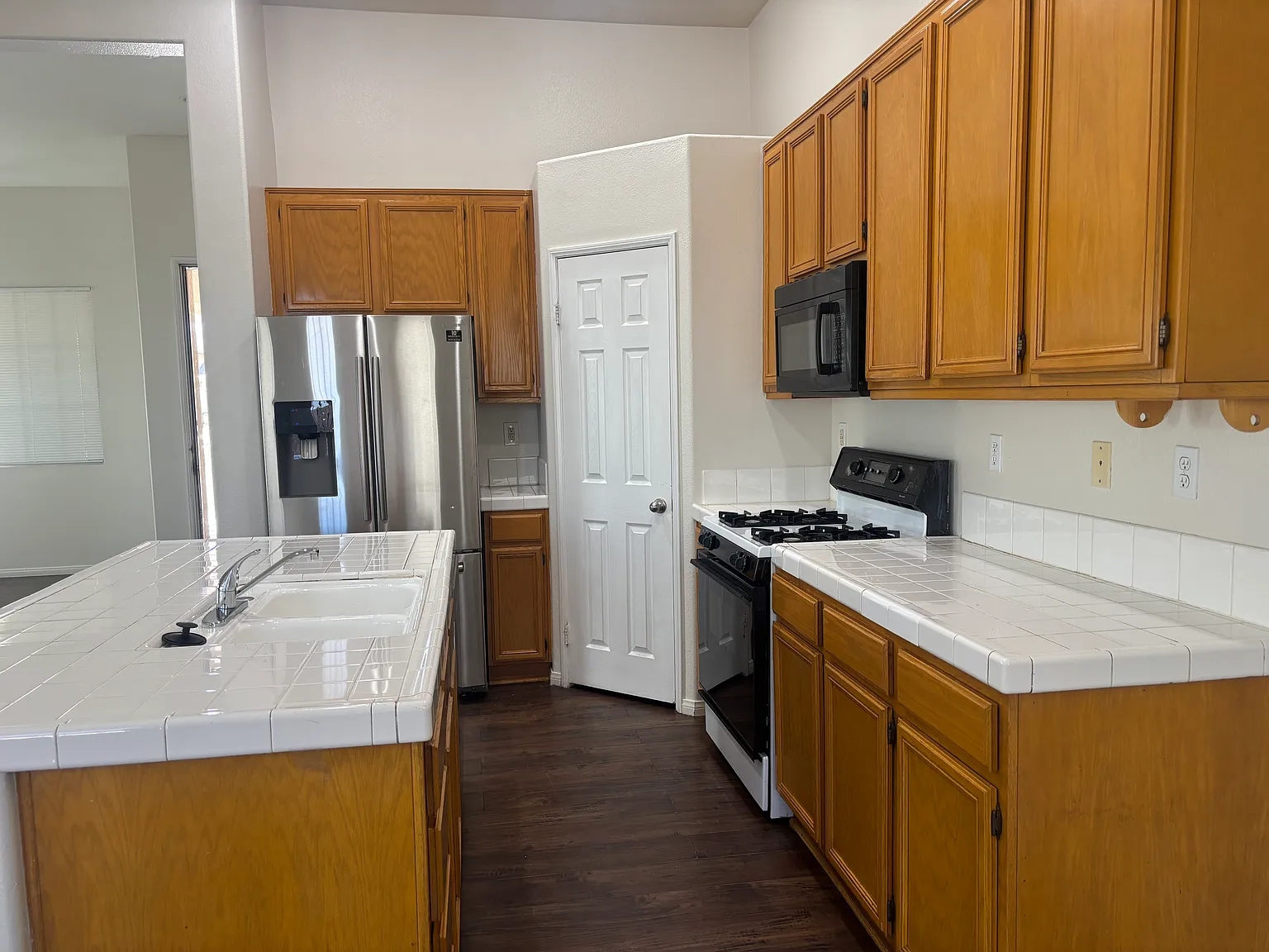 5 bed, 1947 sqft, $2,850 — Photo 3