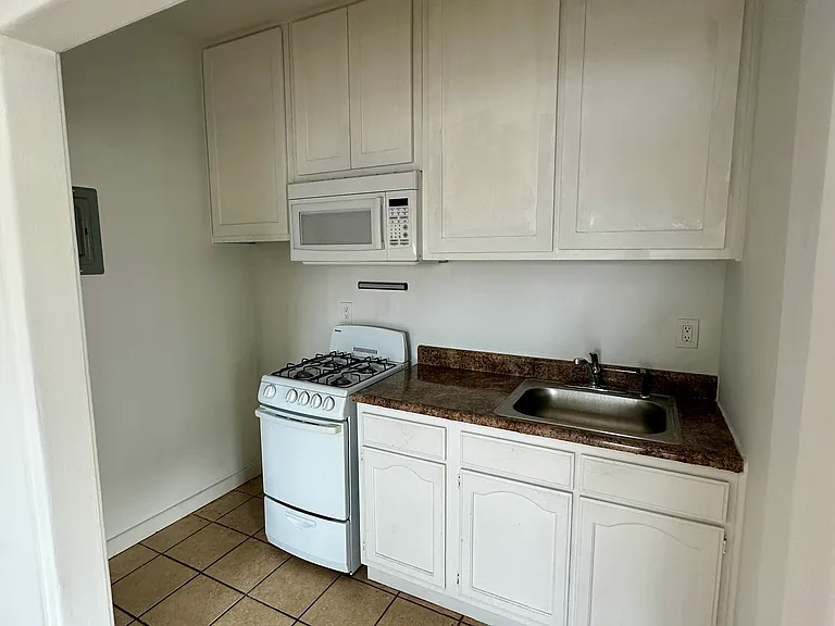 707 N Ridgewood Pl #211 — Photo 9