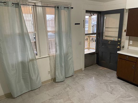 Kitchen (entrance to apartment)