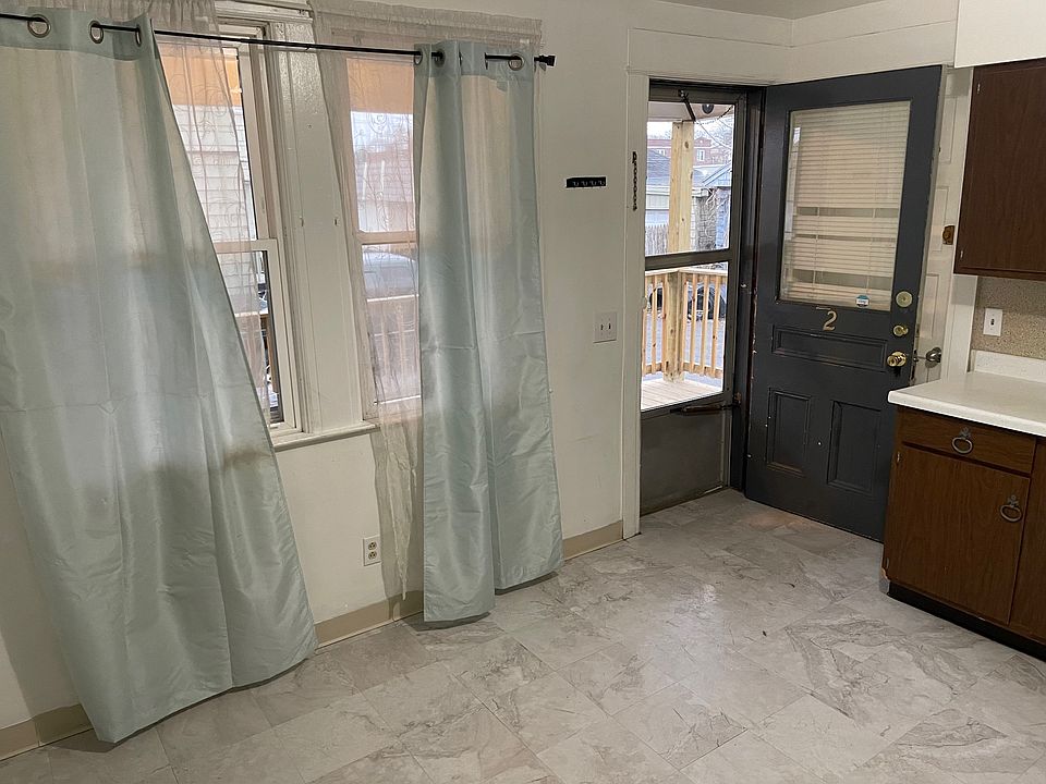 Kitchen (entrance to apartment)