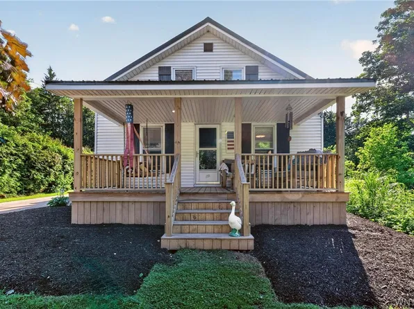 48 Oak St, Westfield, NY 14787