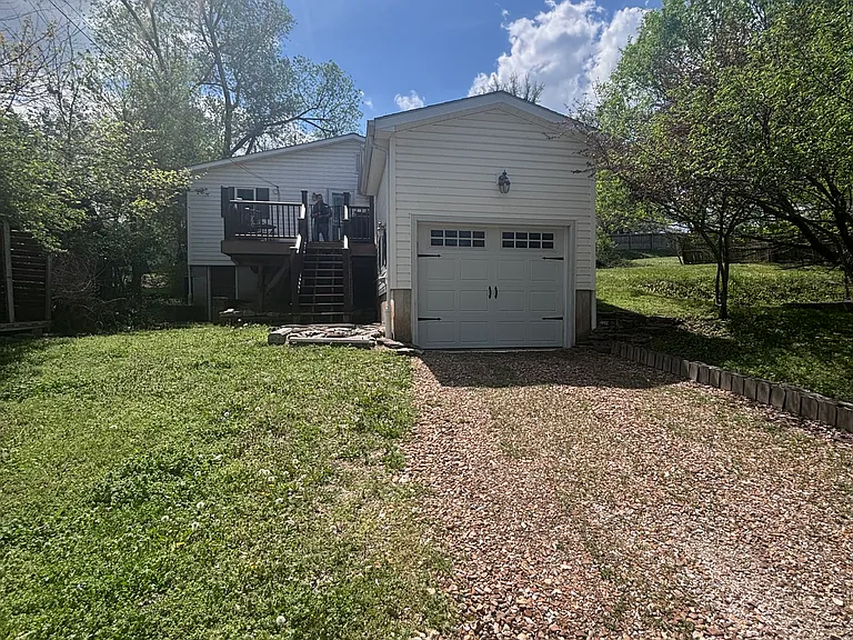 213 E Farmer St — Photo 4