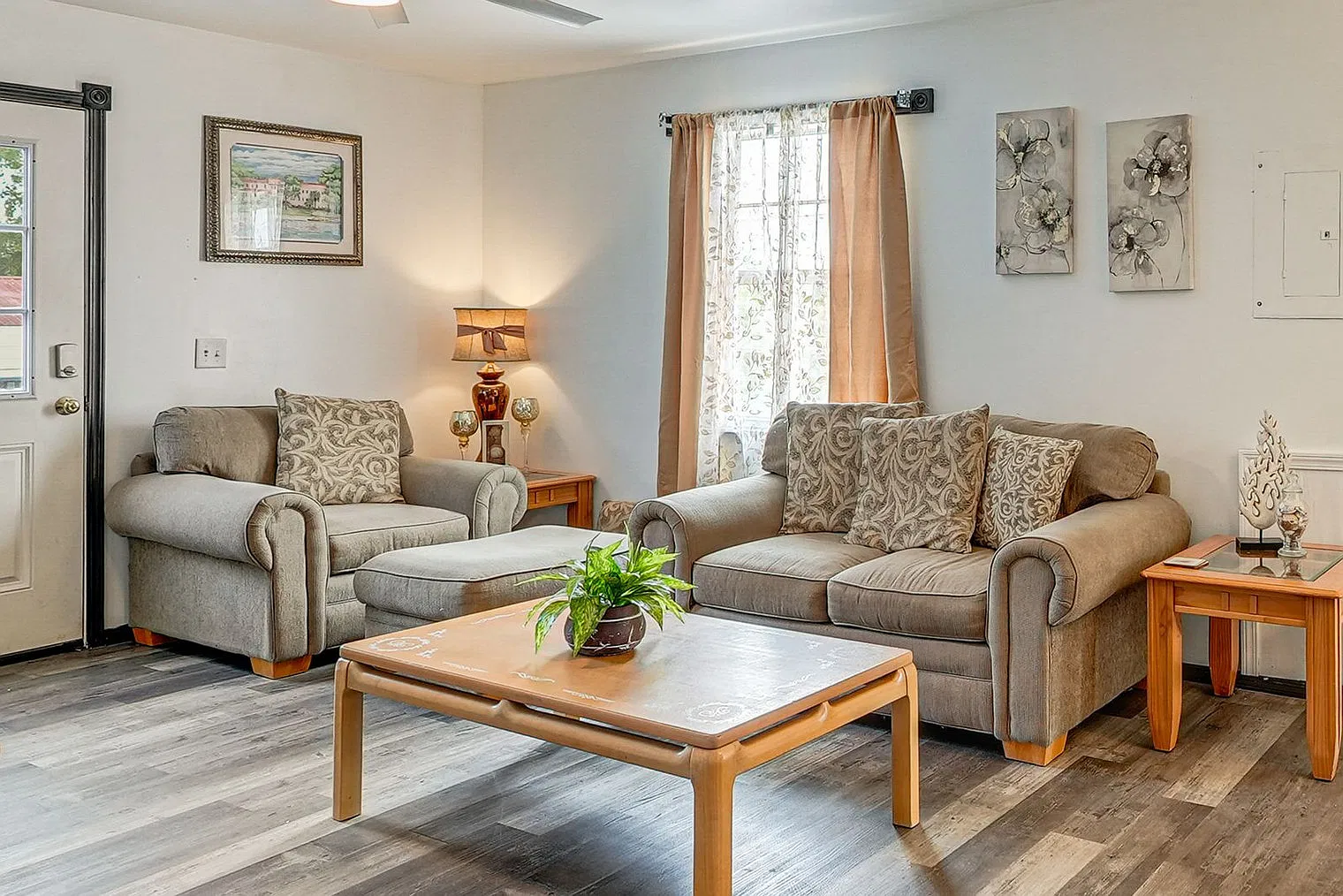 2 bed, 1.0 bath, 893 sqft, $2,096 — Photo 4